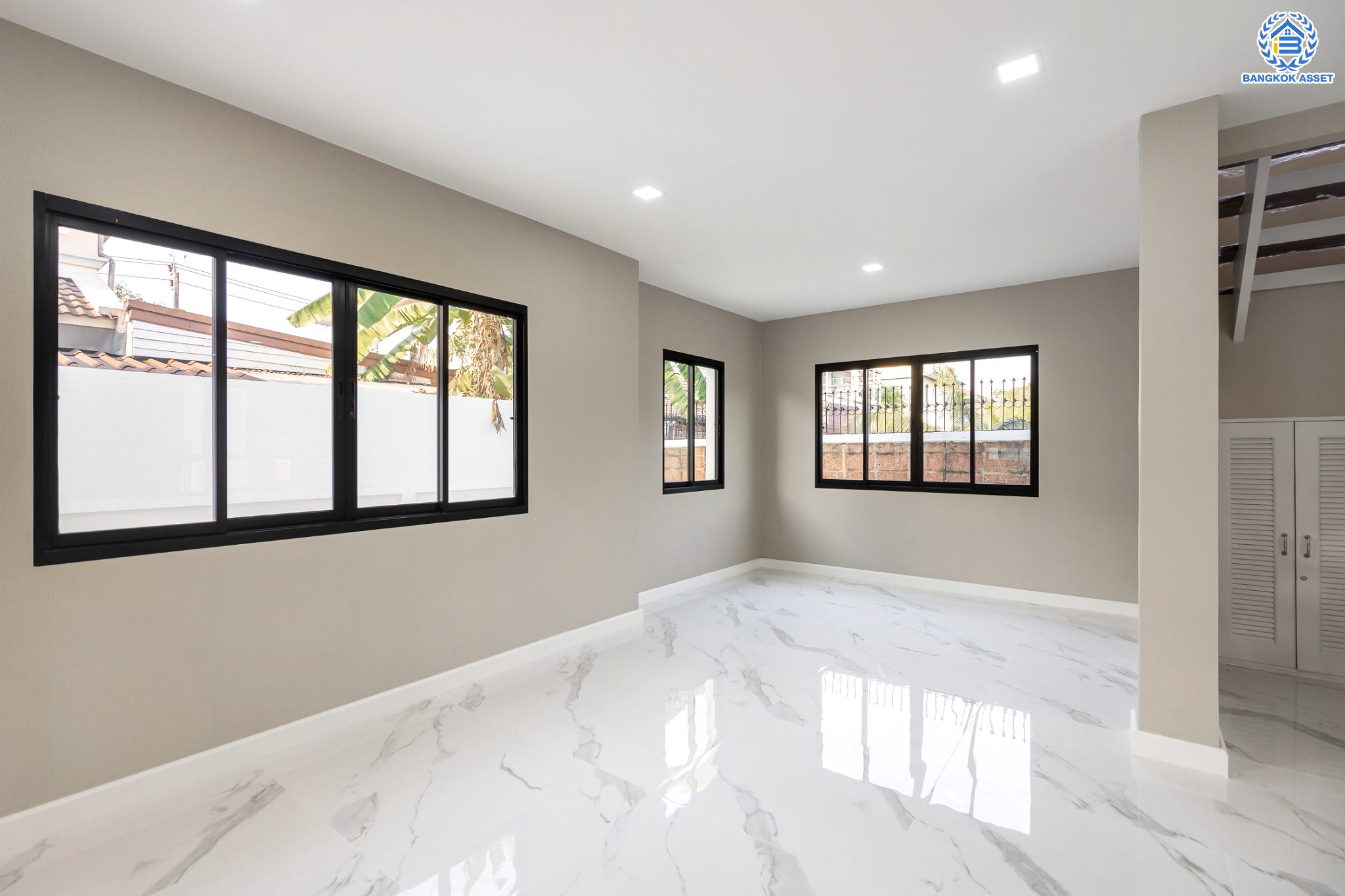 บ้านมือสองตกแต่งใหม่ หลังใหญ่พิเศษ! ม.มัณฑนา ปิ่นเกล้า-กาญจนาภิเษก (ซ.วัดพระเงิน) หลังมุม เนื้อที่ 128.6 ตร.ว. ฟังก์ชันจัดเต็ม 3 ห้องนอน 4 ห้องน้ำ 1 ห้องแม่บ้าน จอดรถได้ถึง 3 คัน เดินทางสะดวกสบาย บนทำเลติดถนนใหญ่ ใกล้เซ็นทรัลเวสต์เกต รถไฟฟ้าสายสีม่วง "สถานีตลาดบางใหญ่" และทางด่วนศรีรัช